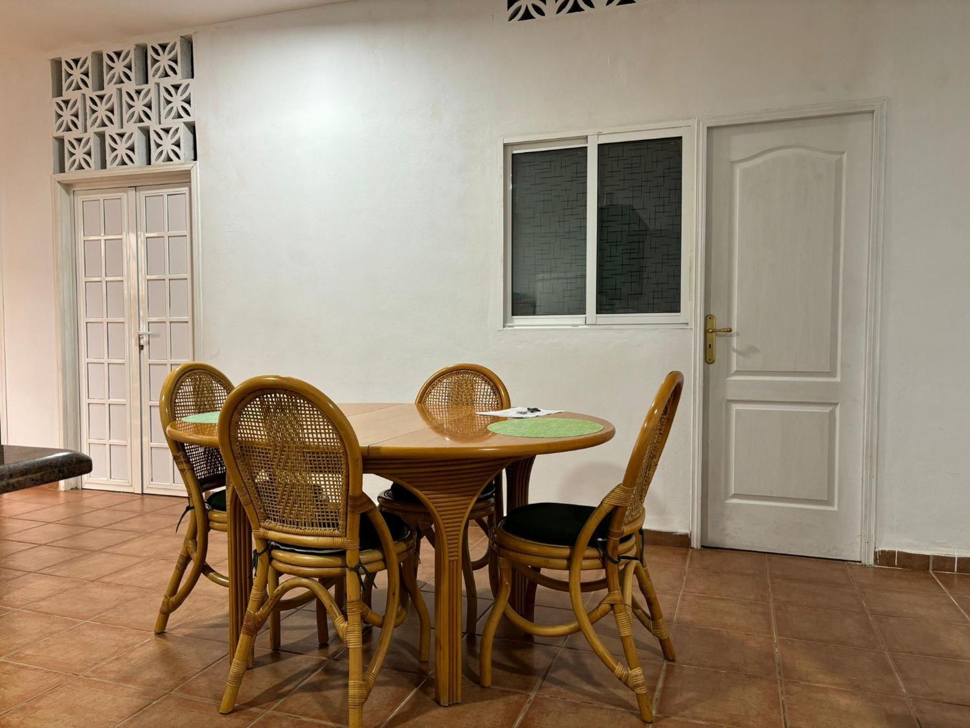 Habitacion En Un Bajo 2 Camas Individual Casa Compartida Abades  Exterior photo